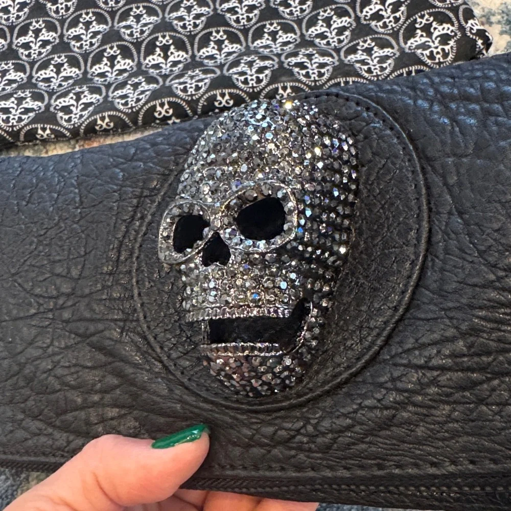 Thomas Wylde Black Textured Clutch with charcoal/pewter rhinestone skull - Picture 4 of 13